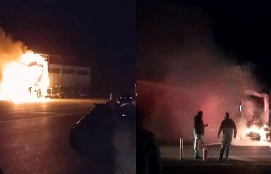 Elazığ'da Kamyonet Yangını Geceyi Aydınlattı