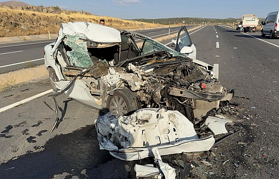 Elazığ'da Kamyonla Çarpışan Otomobil Hurdaya Döndü! Ölü ve Yaralı Var!