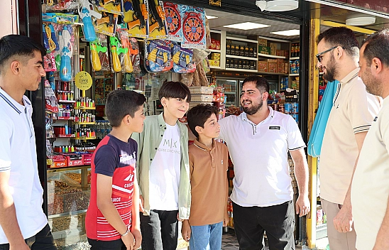 Elazığ'da kapalı büfenin önünden su alan çocuklar, büfe sahibiyle buluştu