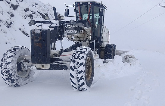Elazığ'da kapanan köy yolları için çalışmalar devam ediyor