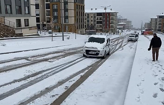 Elazığ'da kar alarmı: Rampa yollarda araçlar mahsur kaldı