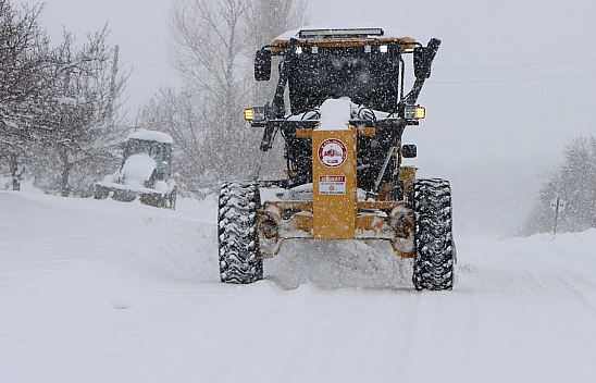 Elazığ'da kar nedeniyle kapanan 259 köy yolunda çalışmalar sürüyor