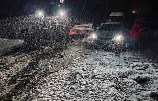Elazığ'da Kar Nedeniyle Yolda Mahsur Kalanların Yardımına İl Özel İdaresi Yetişti