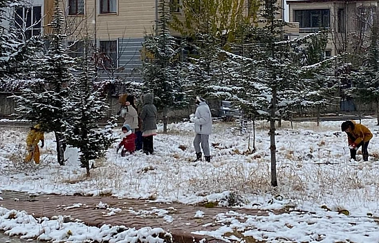 Elazığ'da kar tatiline en çok onlar sevindi