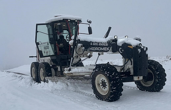 Elazığ'da kar ve tipi 111 köy yolunu ulaşıma kapattı