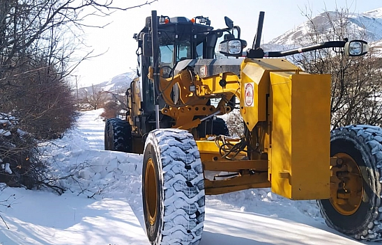 Elazığ'da kar ve tipi 17 köy yolunu kapattı