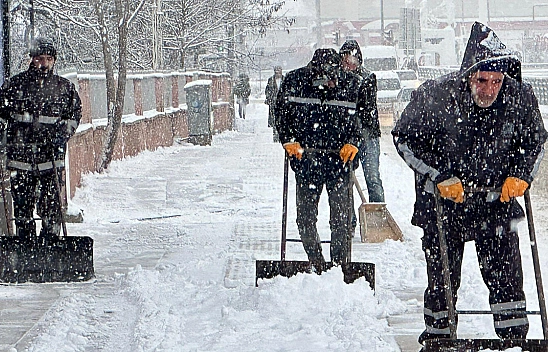 Elazığ'da kar yağışı etkili oldu, belediye ekipleri sahada