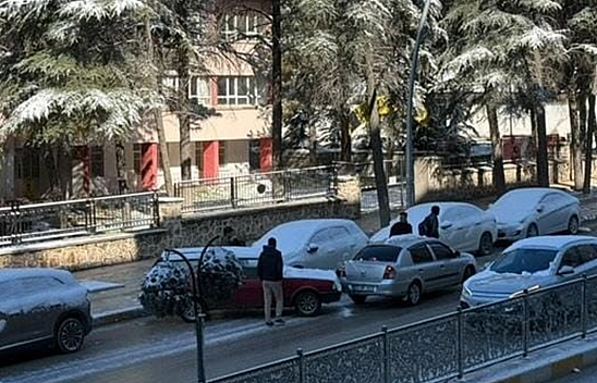 Elazığ'da kar yağışı kazalara neden oldu: 3 yaralı