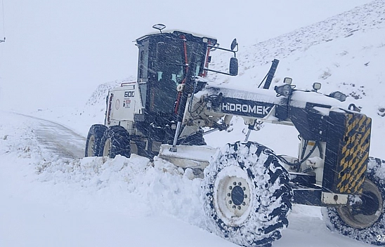 Elazığ'da kar yağışı nedeniyle 323 köy yolu ulaşıma kapandı