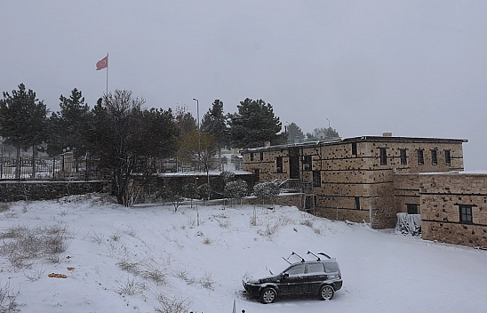 Elazığ'da kar yağışı sürüyor