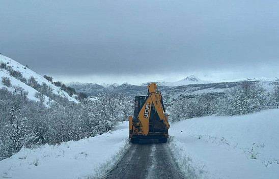 Elazığ'da karla mücadele sürüyor