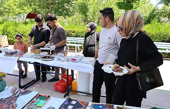 Elazığ'da Karnelerini aldılar, yardım için okulu terk etmediler