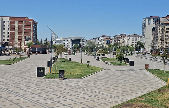 Elazığ'da Kavurucu Sıcaklar Hayatı Durdurdu: Cadde ve Sokaklar Boş Kaldı