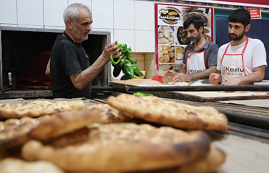 Elazığ'da kavurucu sıcakta alın teriyle ekmek mücadelesi
