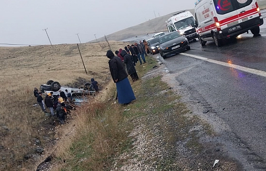 Elazığ'da Kaygan Yolda  Direksiyon Hakimiyetini Kaybeden Kamyonet Devrildi
