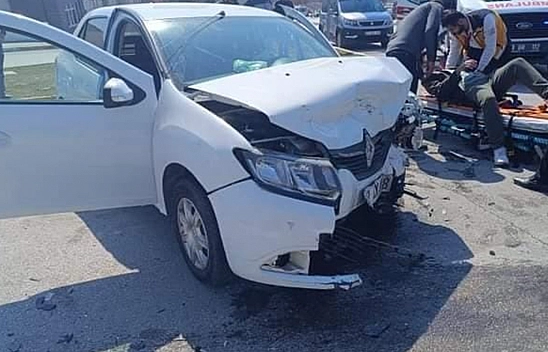 Elazığ'da Kaza: 2 Otomobil Kavşakta Çarpıştı!