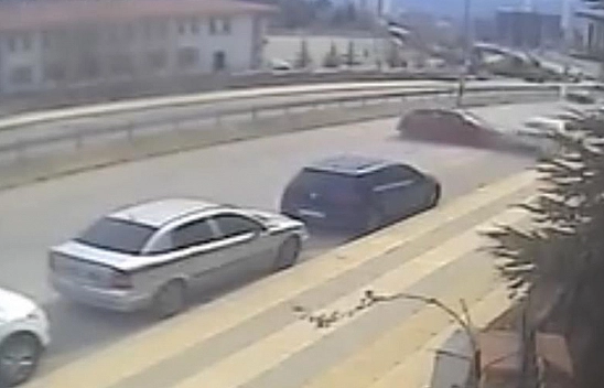 Elazığ'da kaza anı kameralara yansıdı