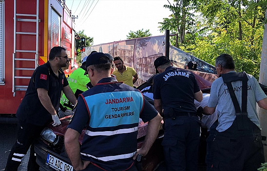 Elazığ'da Kazada Sıkışan Sürücü 1 Saatlik Çalışmayla Kurtarıldı