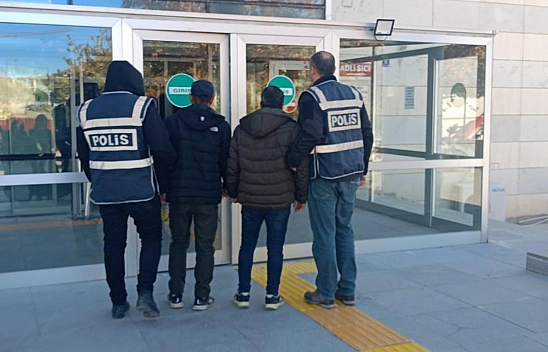 Elazığ'da kesinleşmiş hapis cezası bulunan 2 firari yakalandı