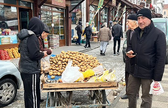 Elazığ'da kilosu 10 liraya düştü poşetini alan doldurdu