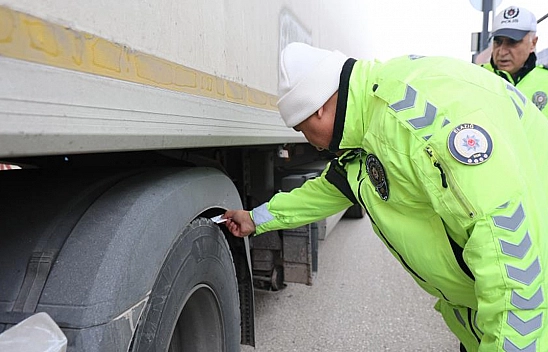Elazığ'da kış lastiği takmayan sürücülere 5 bin 856 lira ceza