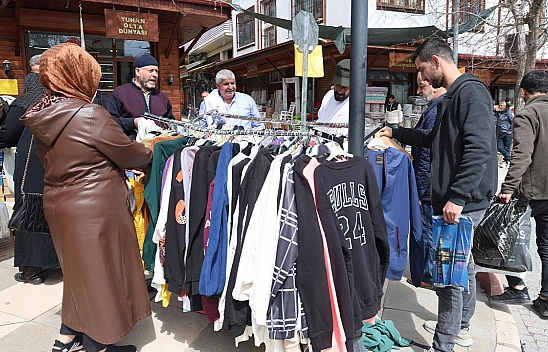 Elazığ'da kıyafetin 100 lira olduğunu duyan vatandaşlar buraya akın etti