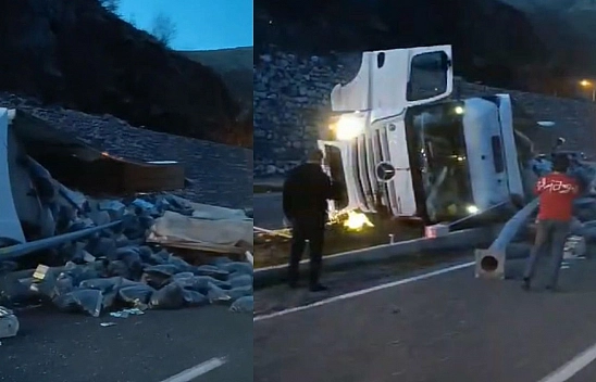 Elazığ'da Kömür Yüklü Tır Devrildi