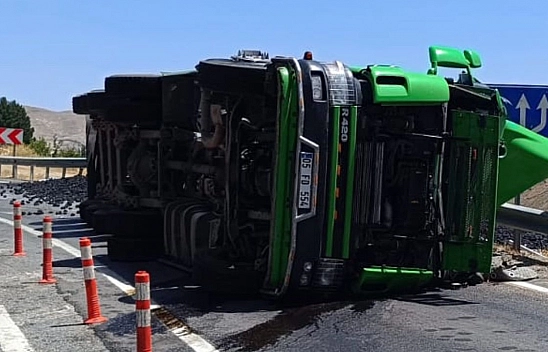 Elazığ'da Kömür Yüklü Tır Devrildi, Kömürler Yola Saçıldı 