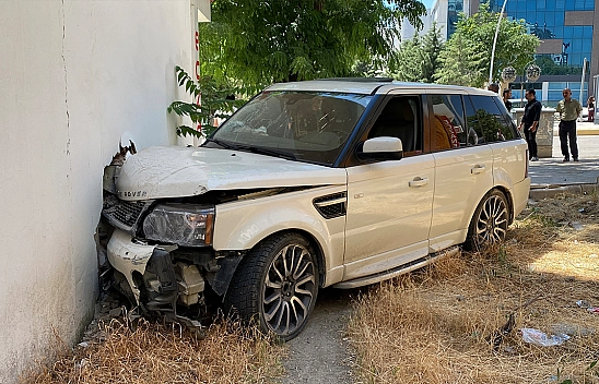 Elazığ'da kontrolden çıkan cip yayaya çarptı: 2 Yaralı