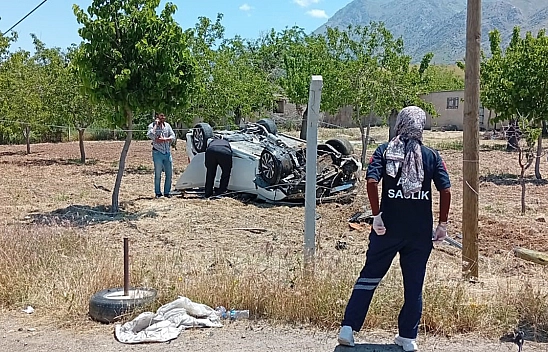 Elazığ'da kontrolden çıkan otomobil takla attı