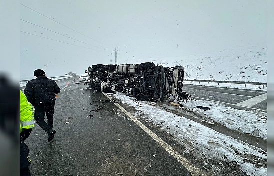 Elazığ'da kontrolden çıkan tır yan yattı
