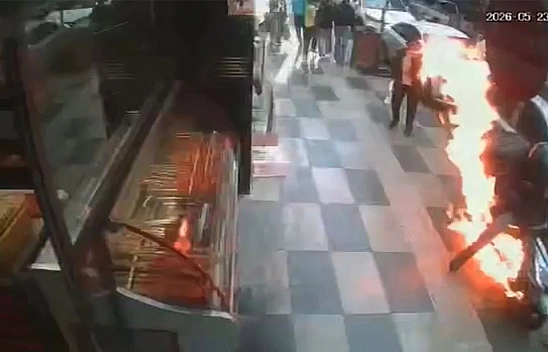 Elazığ'da korku dolu anlar: Kurye motoru yanarak küle döndü