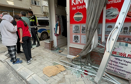 Elazığ'da korkutan kaza: Taksi terzi dükkanına girdi