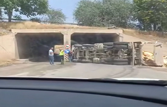 Elazığ'da korkutan kaza: Tır devrildi