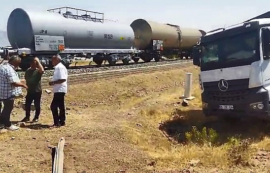 Elazığ'da korkutan kaza: Tren kamyona çarptı