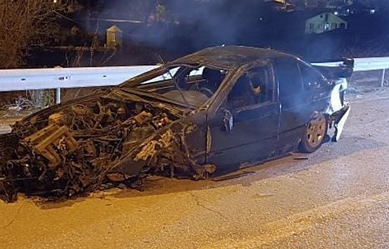 Elazığ'da korkutucu kaza: Otomobil direğe çarptı!