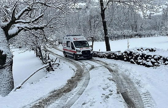 Elazığ'da köyde mahsur kalan hasta, yol açılarak hastaneye yetiştirildi