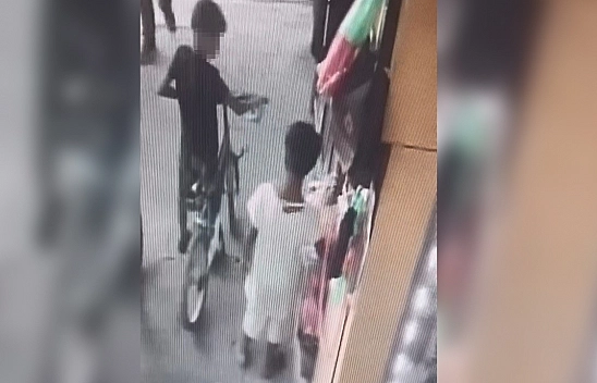 Elazığ'da küçük çocukların hırsızlığı kameralara yansıdı