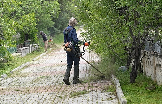 Elazığ'da Kurban Bayramı öncesinde, mezarlıklarda temizlik çalışmaları sürüyor