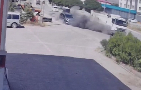 Elazığ'da lastiği patlayan kamyon tel örgülere çarptı