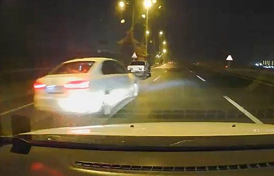 Elazığ'da ıslak yolda makas atan sürücü, kameraya yansıdı