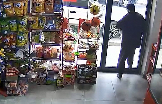 Elazığ'da market çıkışında ilginç anlar: Cam kapıyı fark etmeyen kişi kafasını çarptı