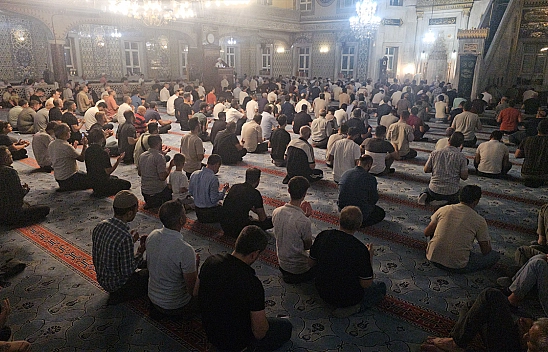 Elazığ'da Mevlid Kandili'nde binlerce vatandaş camilere akın etti