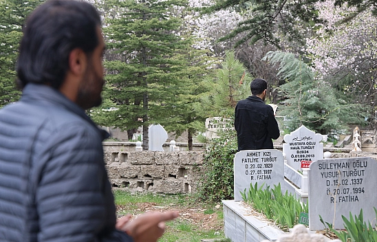 Elazığ'da mezarlıklarda yoğunluk