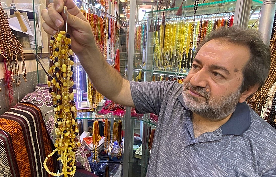 Elazığ'da Milyon Yıllık Taşlardan Yapılan Kehribar Kolyeler Yoğun İlgi Görüyor