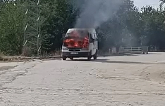 Elazığ'da minibüs alevlere teslim oldu