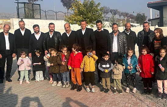 Elazığ'da minikler, şoförlerin gününü kutladı