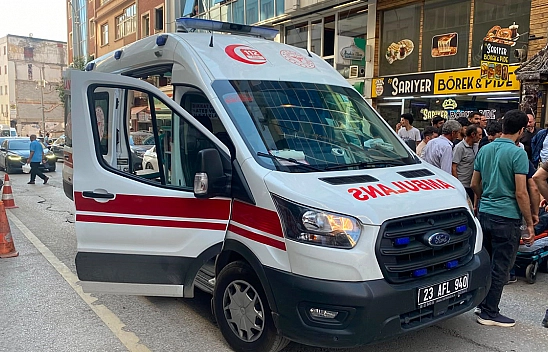 Elazığ'da motosiklet otomobile çarptı: Mağazaya daldı