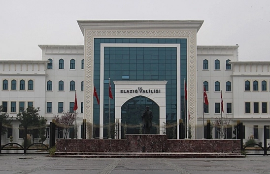 Elazığ'da motosiklet ve motorlu kuryelere kar engeli