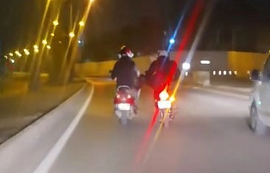 Elazığ'da motosikletlilerin tehlikeli anları kameraya böyle yansıdı